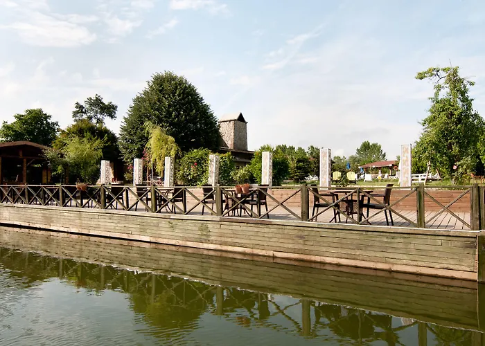 Gizemli Nehir מלון